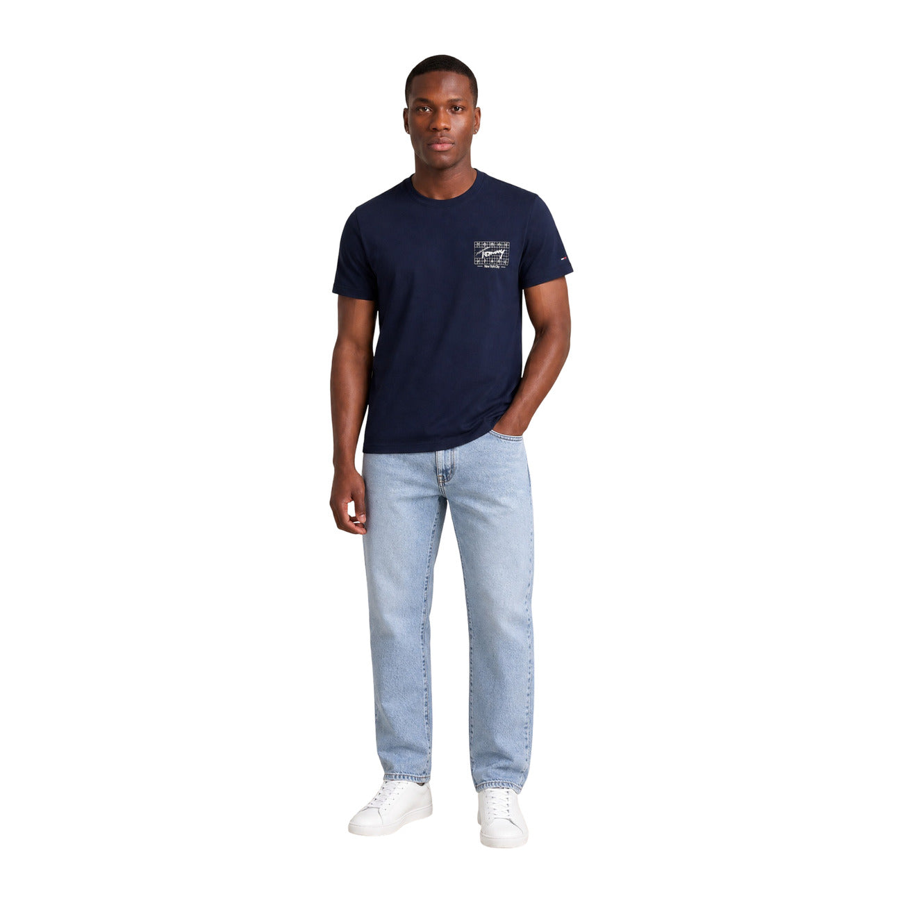 T-shirt Uomo Blu Tommy Hilfiger Jeans; Cotone Rigenerato. Taglio regular fit, scollo a girocollo e maniche corte. Stampa grafica 'New York City' fronte/retro e micro bandierina sulla manica, stile casual leggero. Vista frontale figura intera 