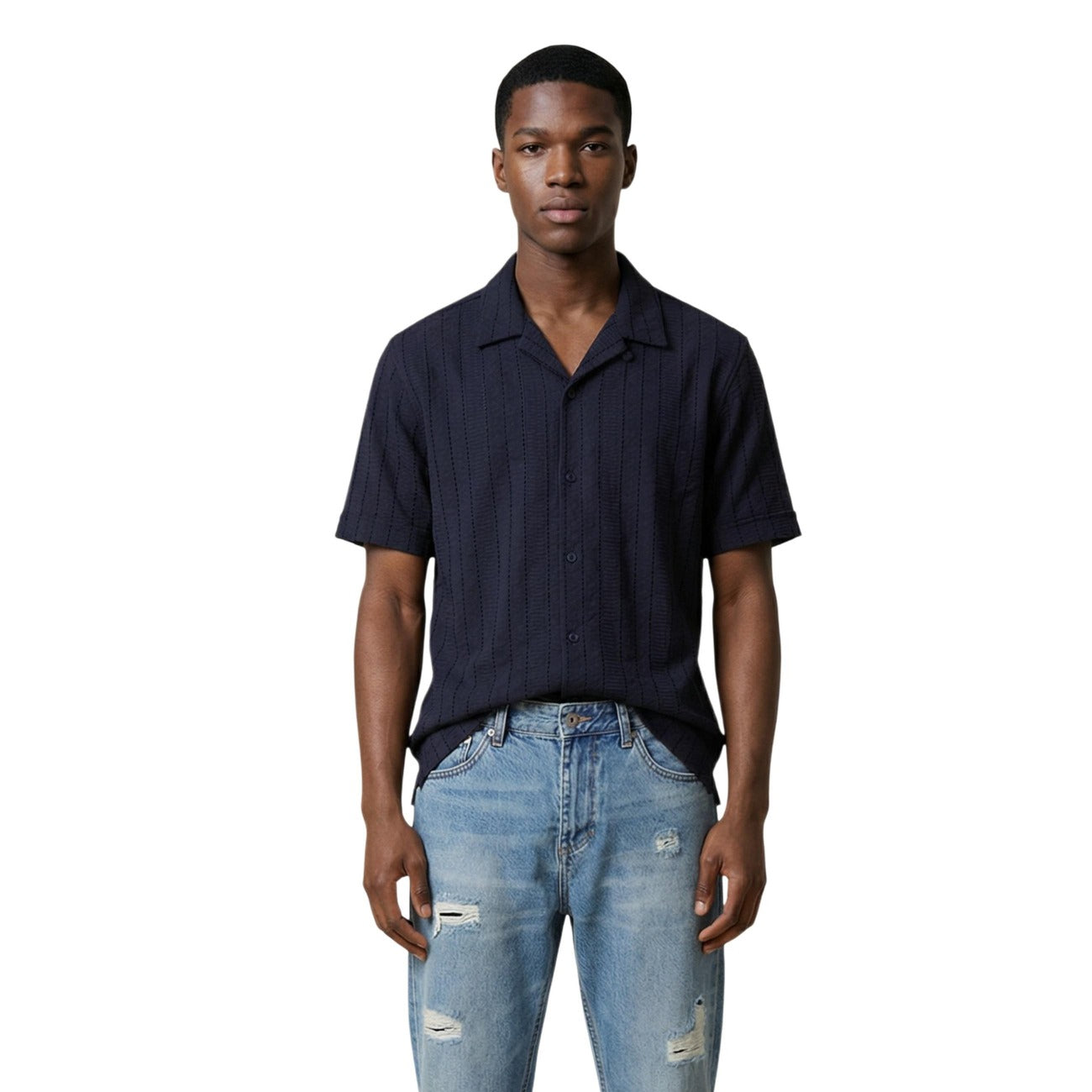 Antony Morato Camicia Manica Corta MMSS00189; 100% cotone, colore blu scuro, colletto a bavero. Vestibilità moderna e fresca.