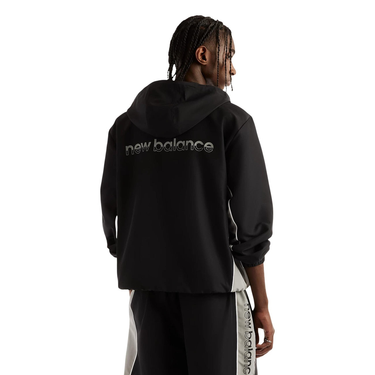 Giacca New Balance nera uomo MJ62Y8SJBK. Giambotto leggero da uomo nero di mezza stagione in poliestere con cappuccio regolabile, coulisse, zip integrale, polsi elasticizzati e logo al petto, giacca a vento casual sportiva.