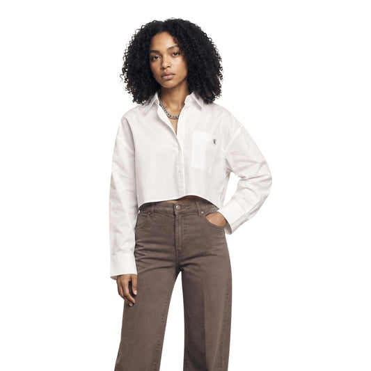 Camicia Cropped Donna Bianca Calvin Klein Jeans; Camicia corta in puro cotone con taglio leggermente over. Scollatura a V, taschino con piccolo logo sul petto e stile casual-chic. Vista frontale 