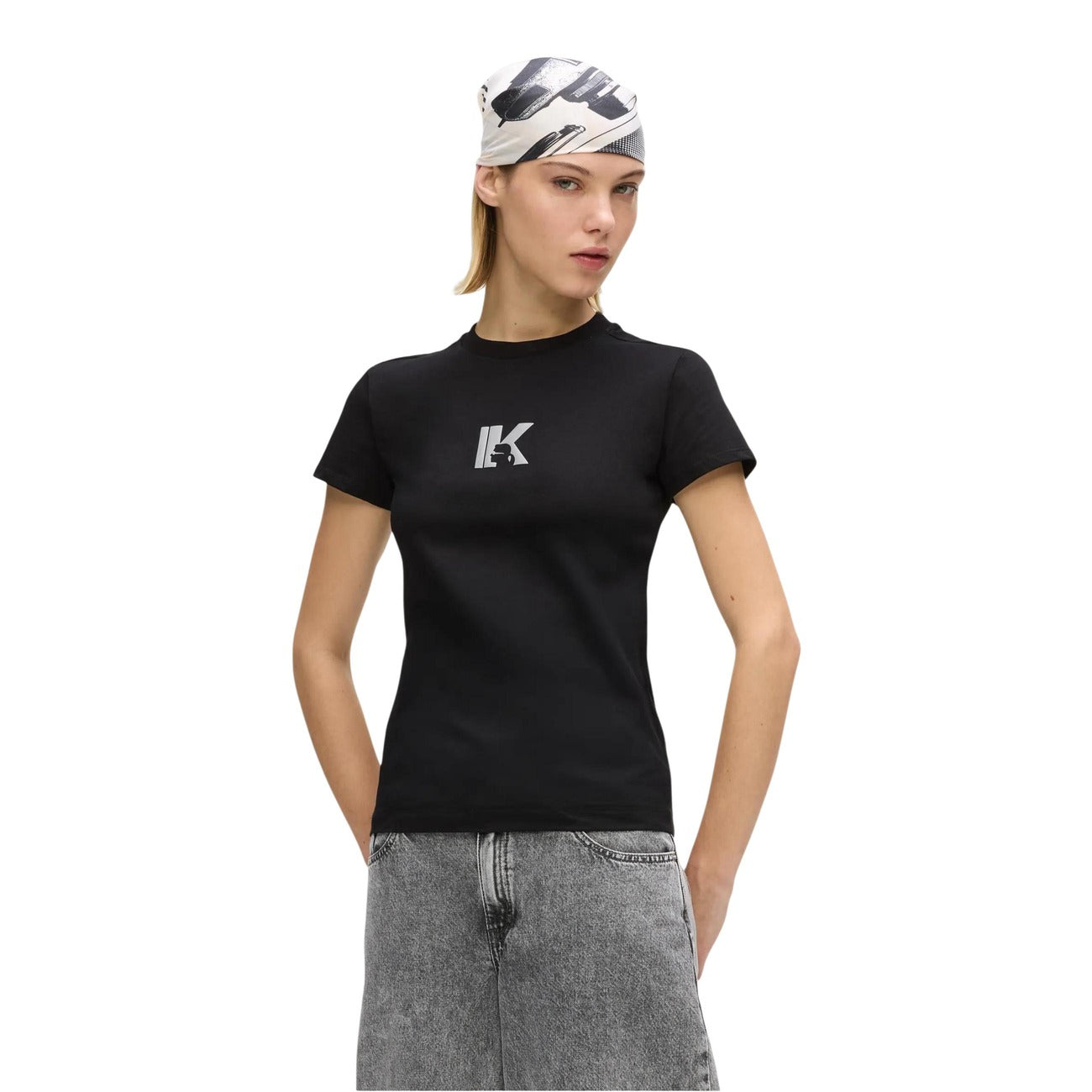 T-shirt Karl Lagerfeld Jeans nero; 100% Cotone. Vestibilità slim fit, maniche corte, girocollo. Logo "K" stampato, stile casual-chic ideale per tutte le stagioni.