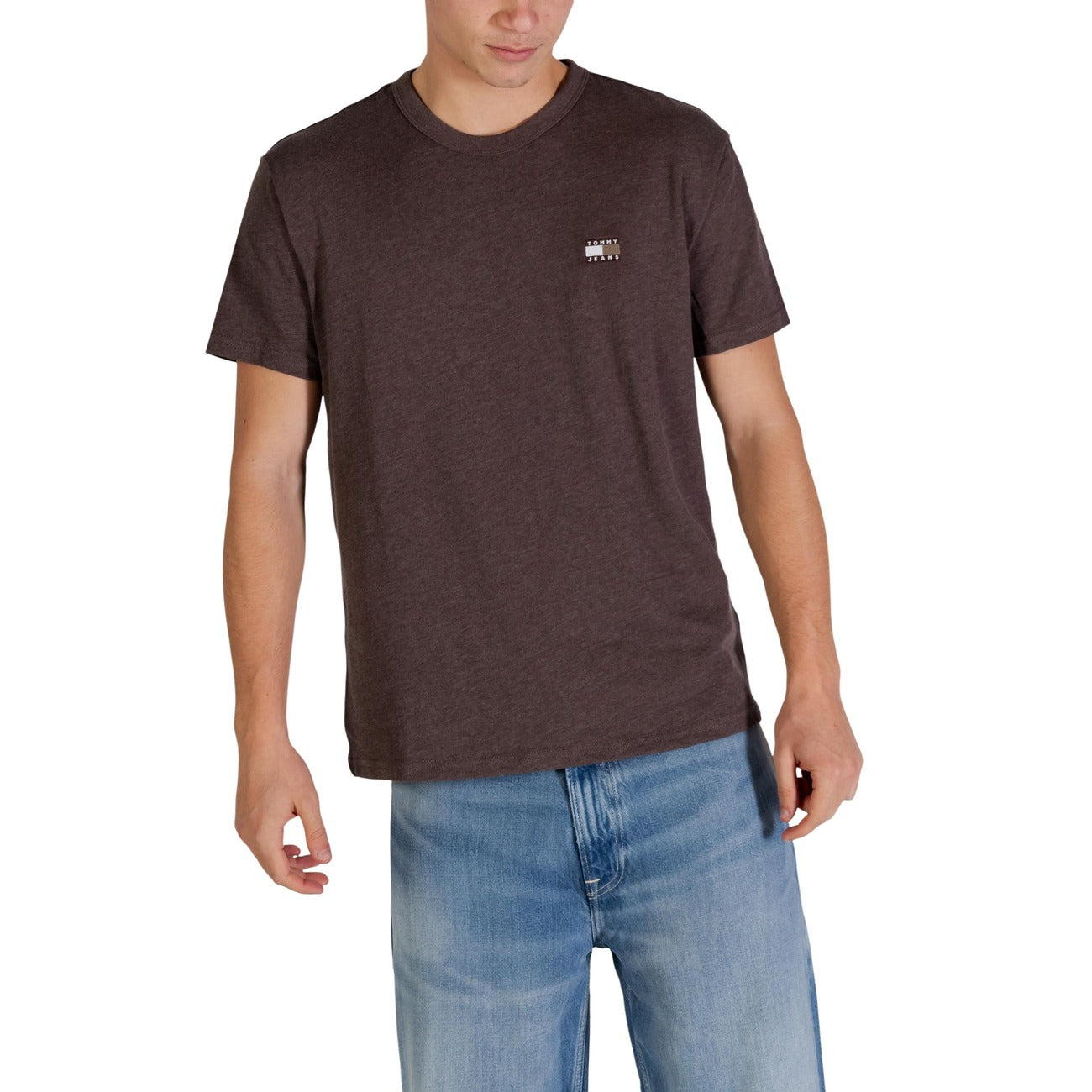 T-shirt Tommy Jeans Tonal; Misto Cotone. Logo distintivo sul petto in tinta, vestibilità regular, tessuto antipiega. T-shirt uomo versatile e resistente per un look urban minimale. Colore marrone