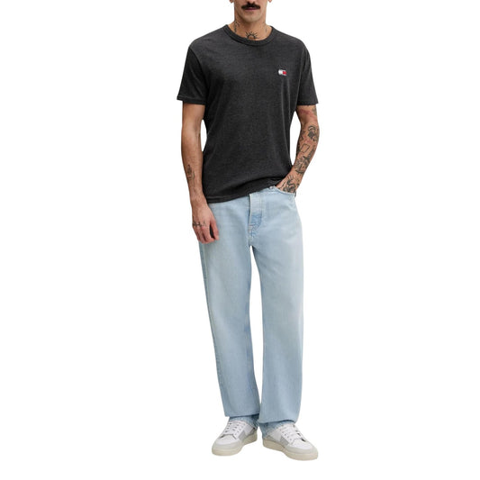 T-shirt Tommy Jeans Tonal; Misto Cotone. Logo distintivo sul petto in tinta, vestibilità regular, tessuto antipiega. T-shirt uomo versatile e resistente per un look urban minimale. Colore grigio scuro Figura intera 