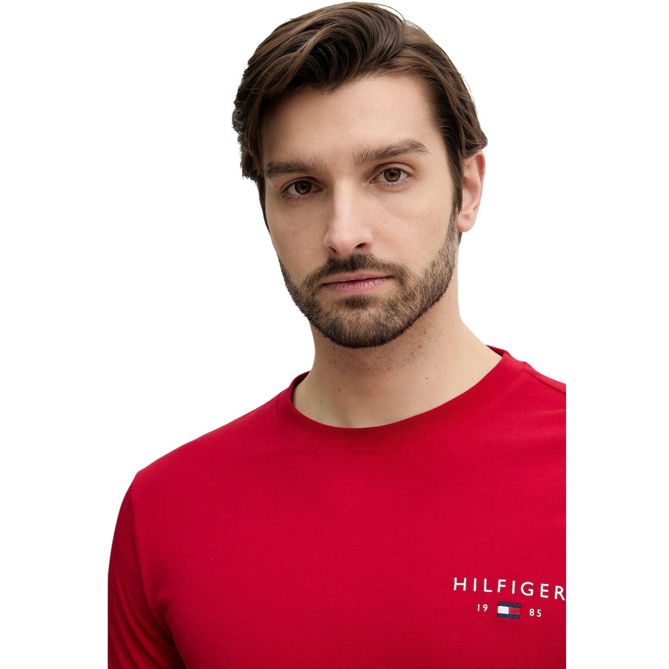 T-shirt Tommy Hilfiger Rosso; 100% Cotone. Logo Hilfiger ricamato, maniche corte, vestibilità regular. Capo quattro stagioni, traspirante e dallo stile casual premium.