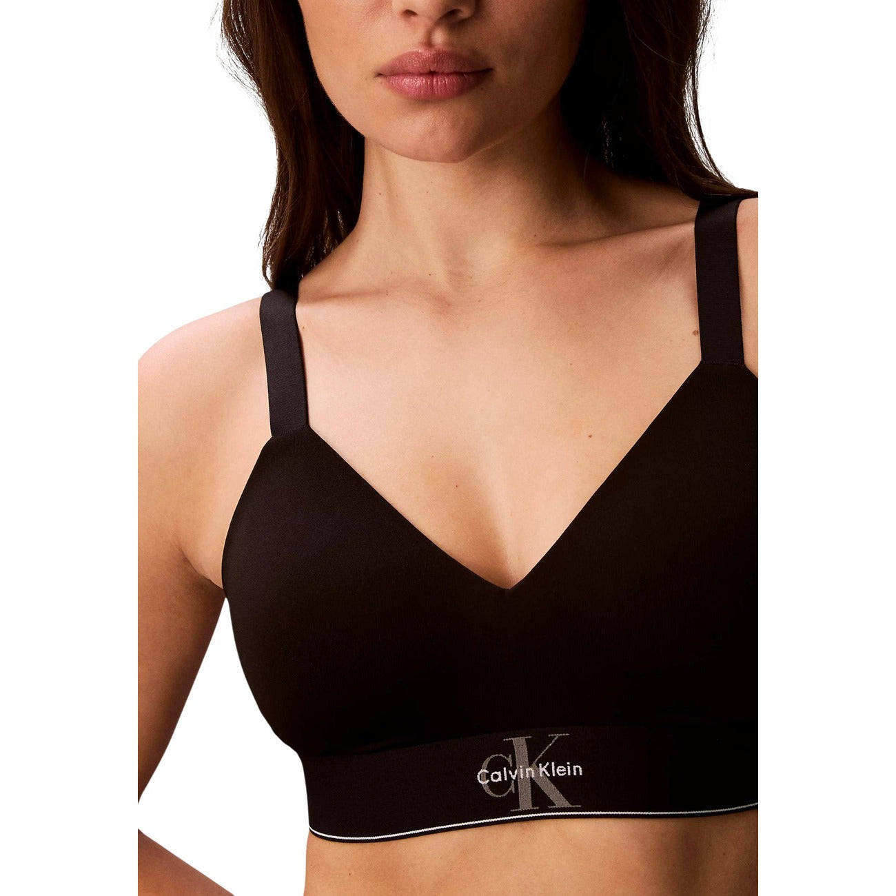 Bralette Calvin Klein Nera; 92% Poliestere Riciclato, 8% Elastam. Imbottitura leggera, senza ferretto, spalline regolabili. Fascia elastica con logo CK, vestibilità stabile e stile casual-chic. Dettaglio logo e scollo 