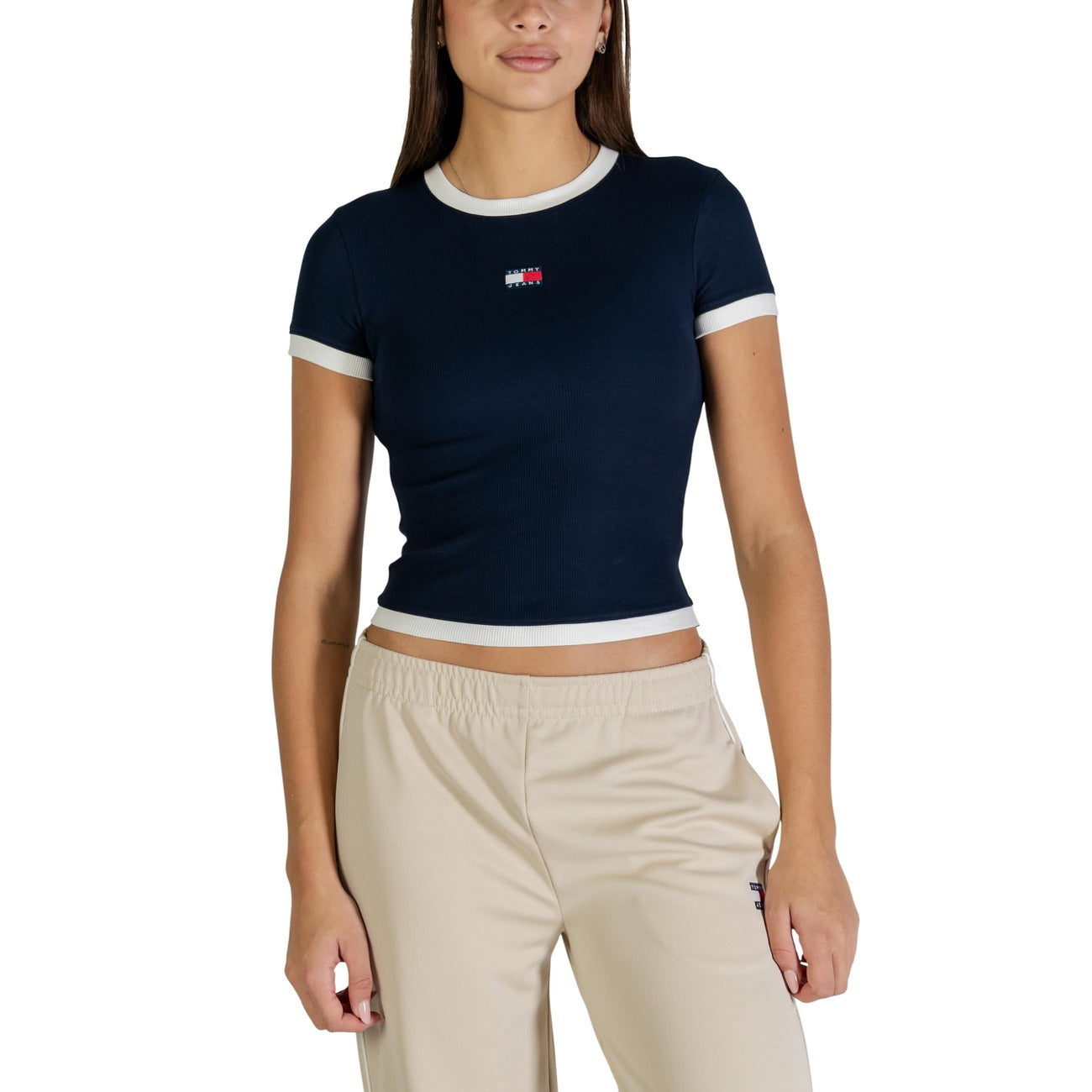T-shirt a coste Tommy Jeans; cotone stretch, slim fit, bordi a contrasto, distintivo logato. Stile 90s iconico e vestibilità flessibile. Colore blu scuro 