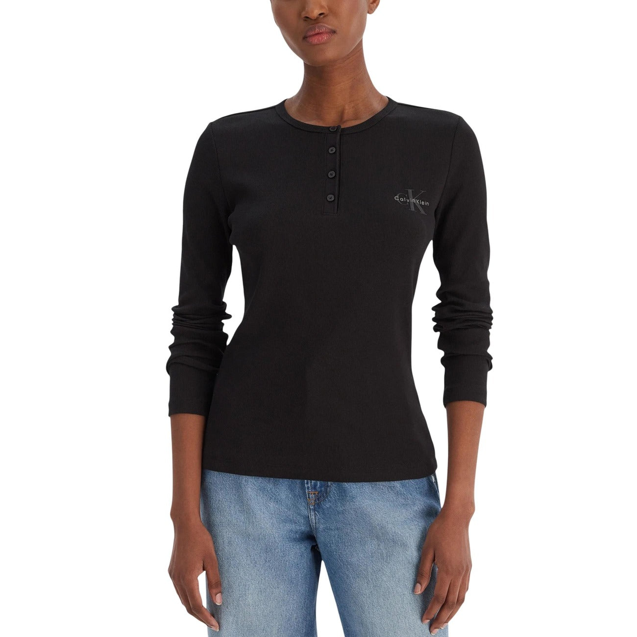 T-shirt serafino a costine Calvin Klein Jeans; maniche lunghe, slim fit, 95% cotone e 5% elastan. Dettaglio monologo CK. Colore nero. Vista frontale 