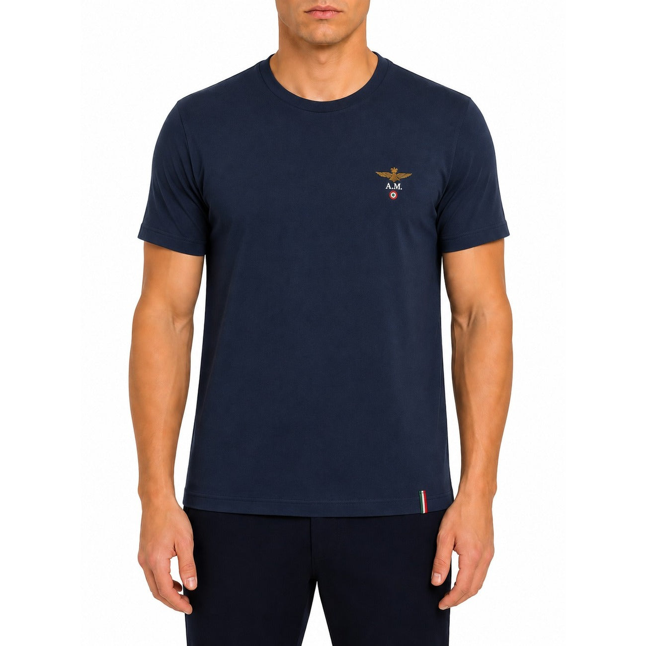 T-shirt Intima Uomo Multipack Aeronautica Militare; Tessuto 95% cotone e 5% elastan a maniche corte e girocollo. Assortimento colori basici e militari, stile casual underwear comfort. Blu vista frontale 