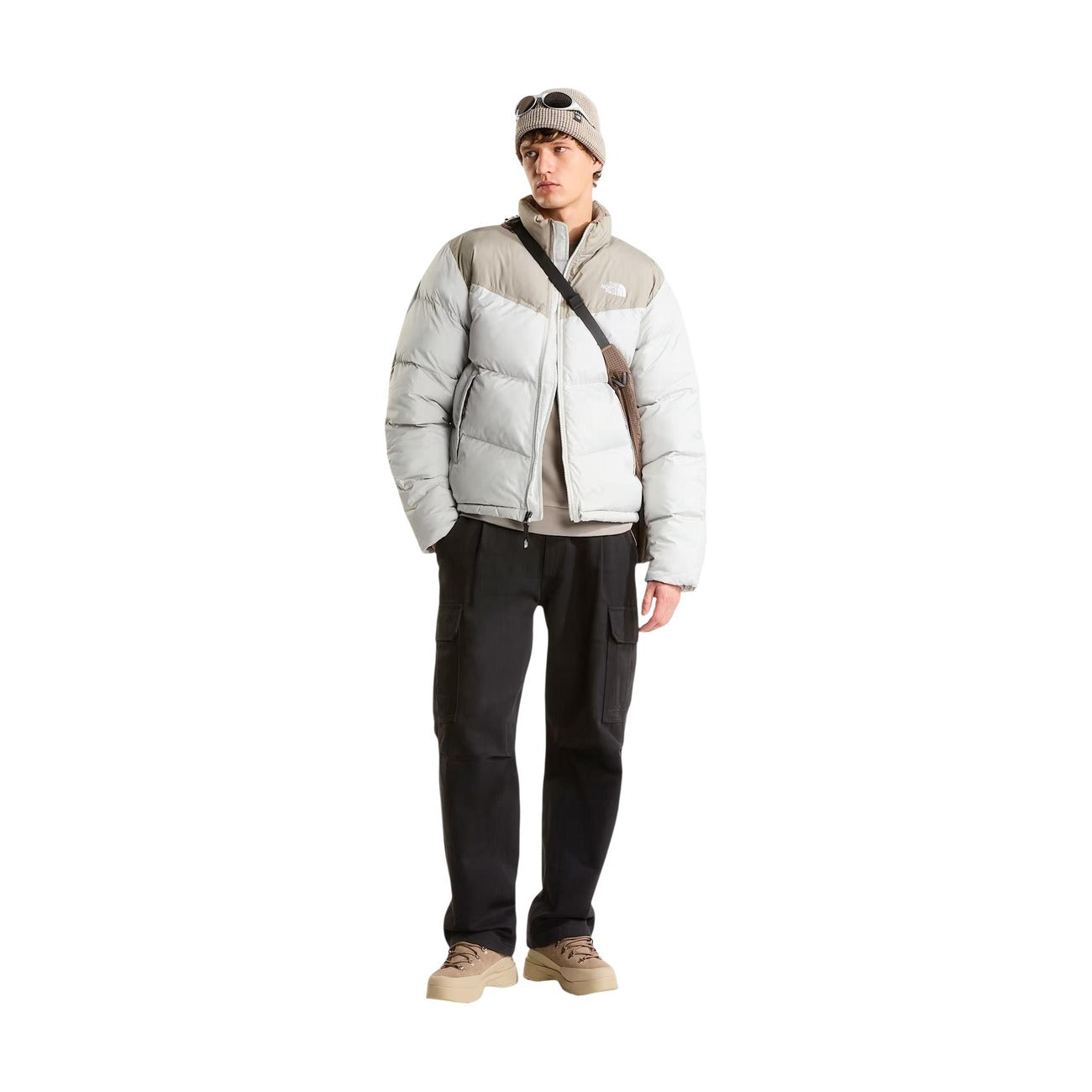 Giubbotto The North Face Saikuru uomo Cumulus Cloud Stone Slab. Giacca corta squadrata antivento da uomo grigio chiaro con imbottitura ecologica in poliestere riciclato, collo alto, tasca interna al petto e polsini elasticizzati, giubbotto invernale outdoor.