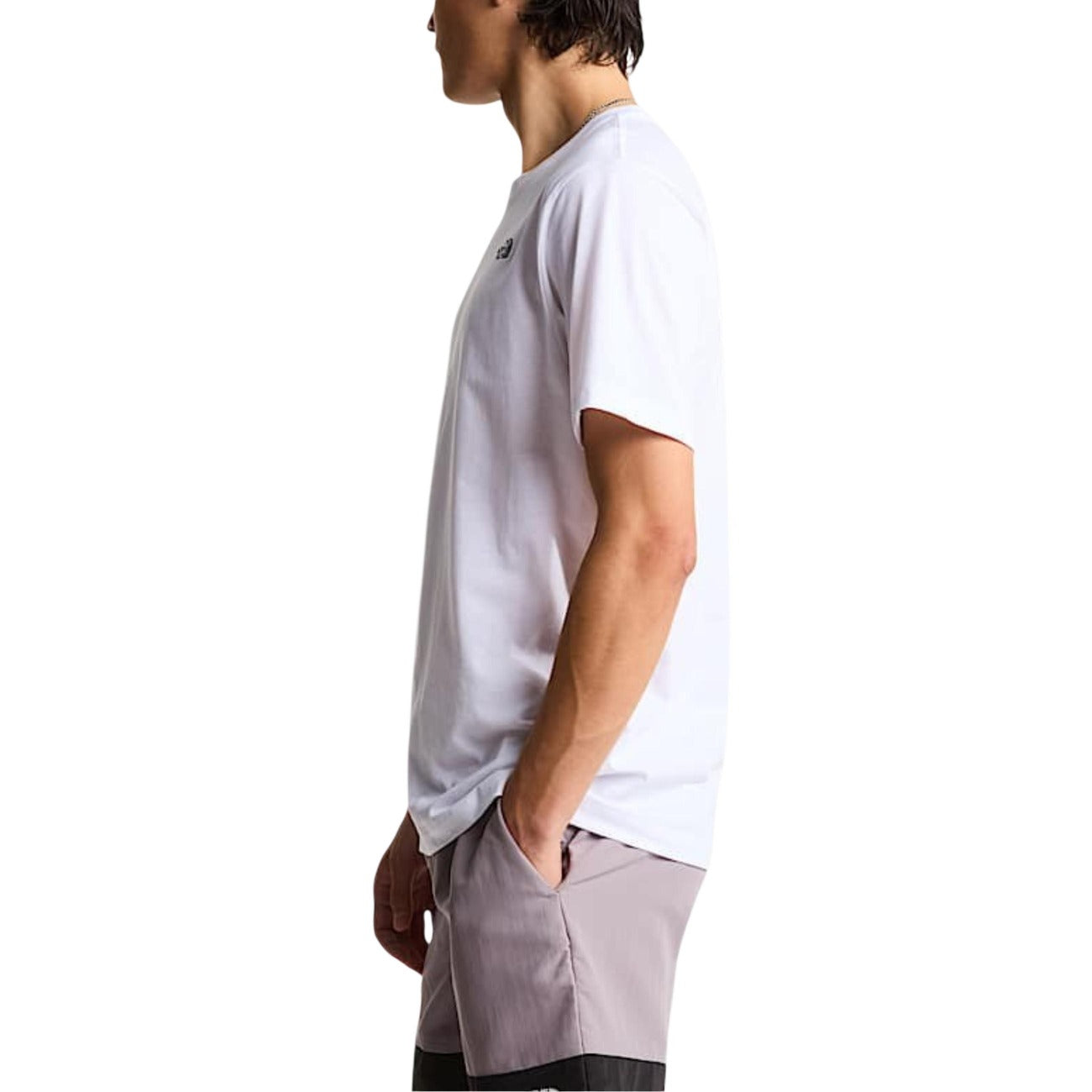 T-shirt The North Face uomo bianca con logo scollo tondo - vista laterale indossata da modello
