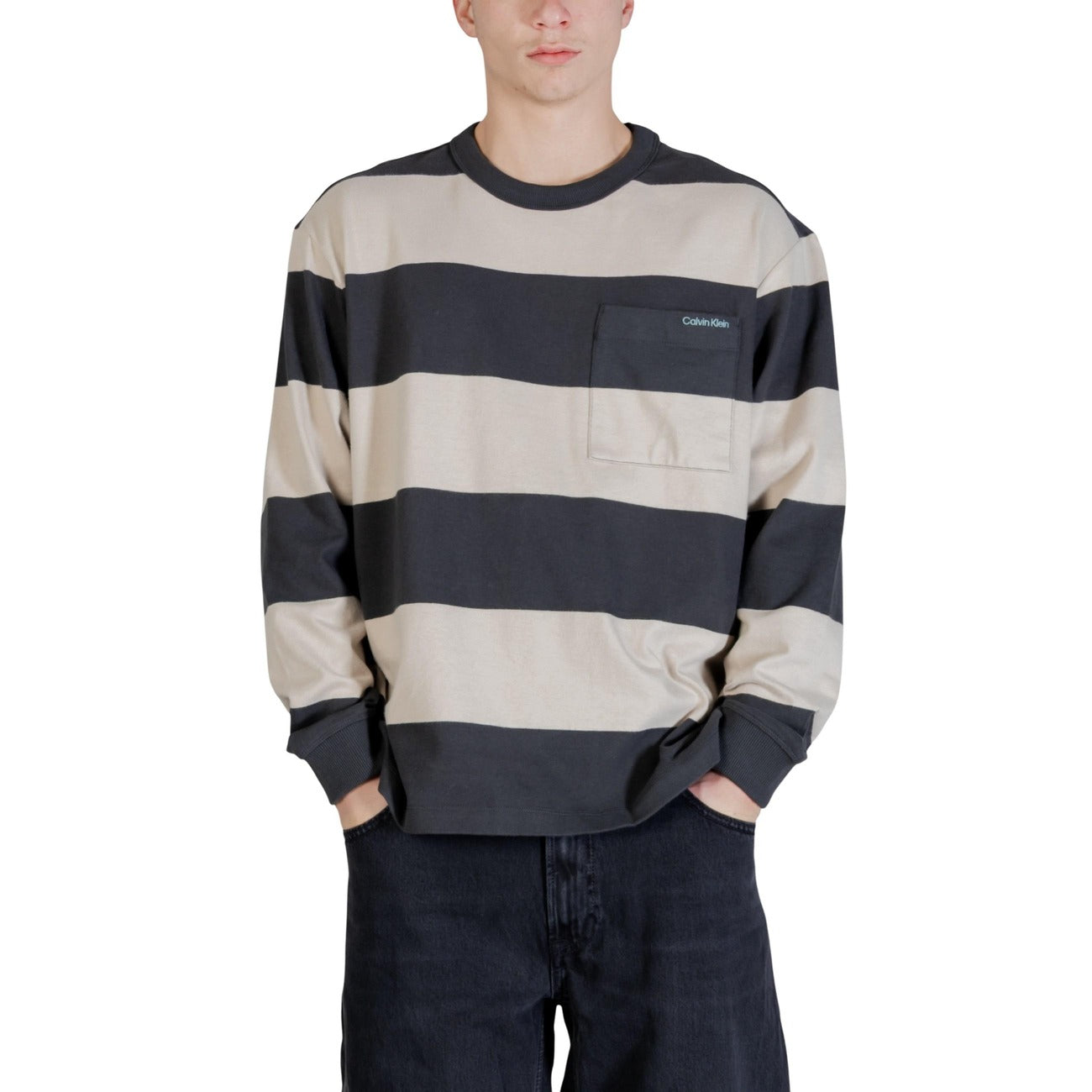 Maglia a righe ampie Calvin Klein; 100% cotone, girocollo, taschino frontale logato, taglio relaxed. Stile classico contemporaneo. Vista frontale 