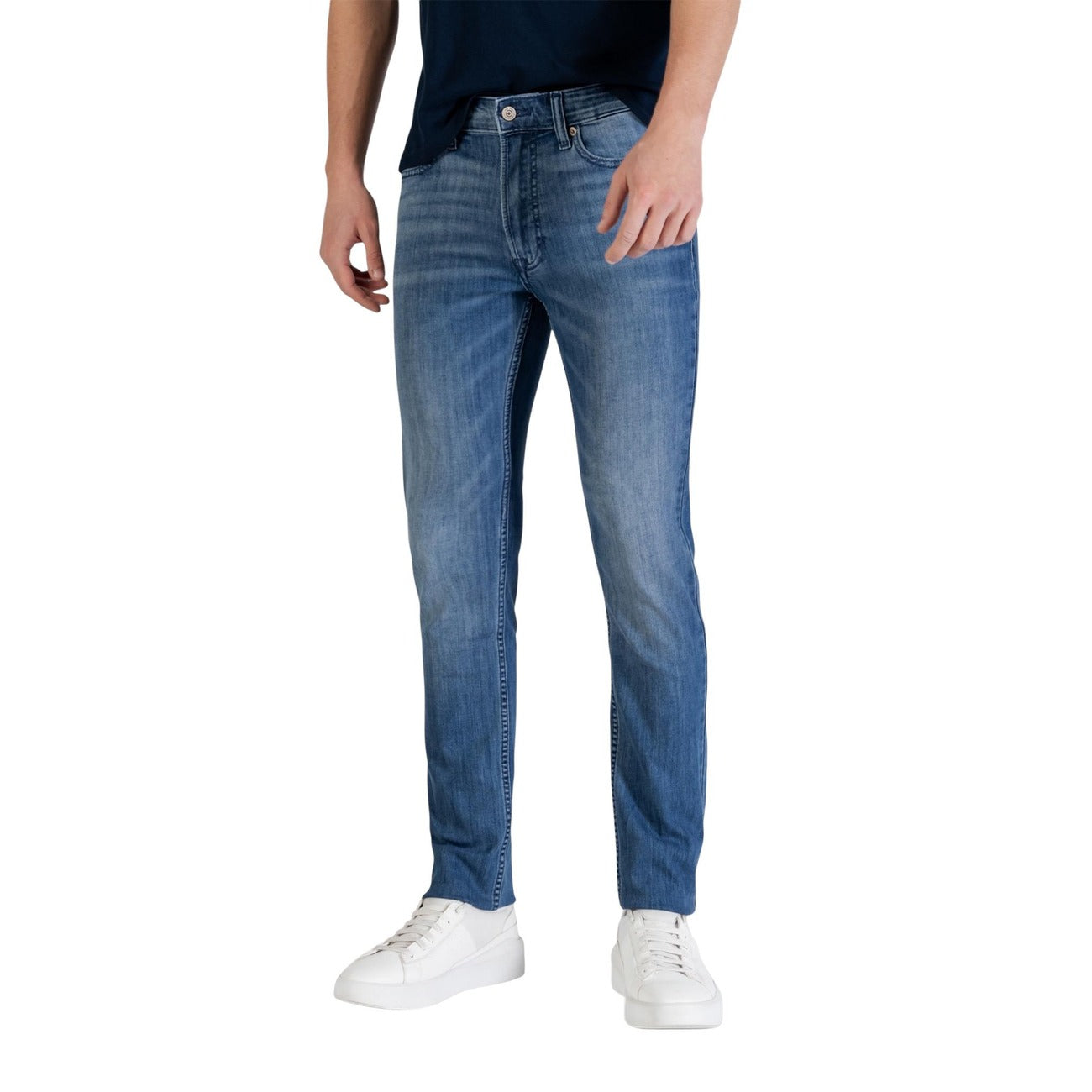 Jeans Skinny Calvin Klein; Blu. 70% Cotone, 29% Poliestere, 1% Elastan. Vestibilità super aderente, 5 tasche, chiusura con zip. Stile iconico e contemporaneo, 4 stagioni. Frontale 