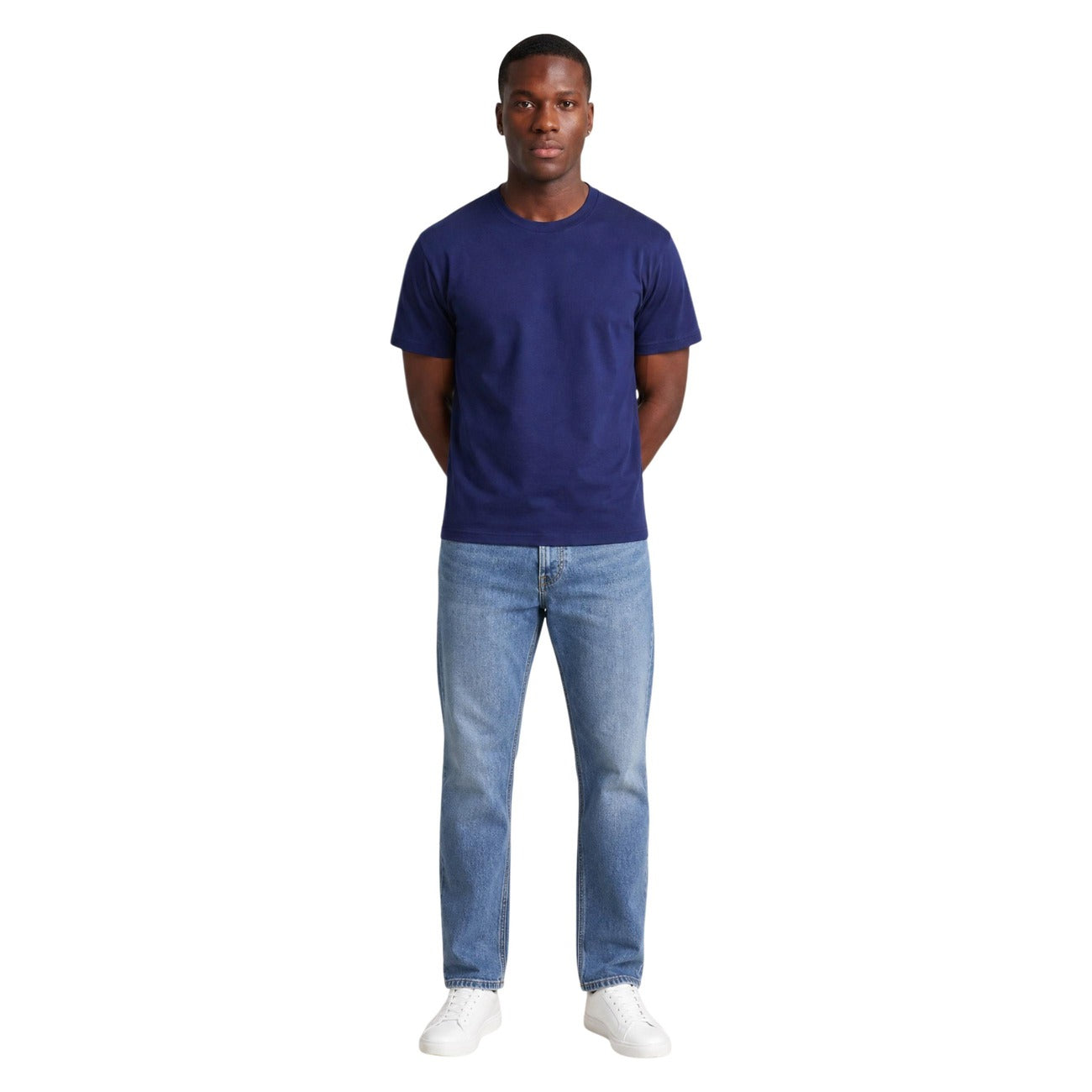 T-shirt Blu marine Hydra Clothing; 100% Cotone. Girocollo a costine, maniche corte, vestibilità regular. Leggera, traspirante e versatile. L'elemento base fondamentale per ogni outfit maschile. Vista Frontale intera 