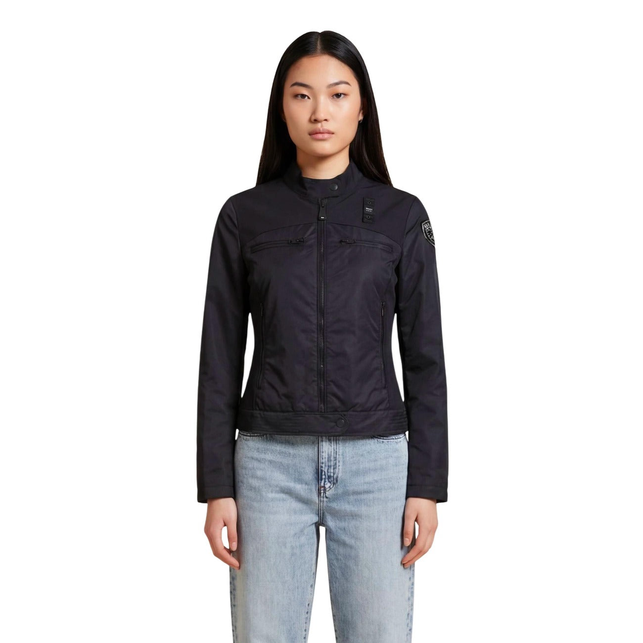 Piumino nero Blauer Melba 100 grammi, collo coreana con bottone, quattro tasche frontali con zip e vestibilità aderente; ideale per le mezze stagioni. Vista frontale 