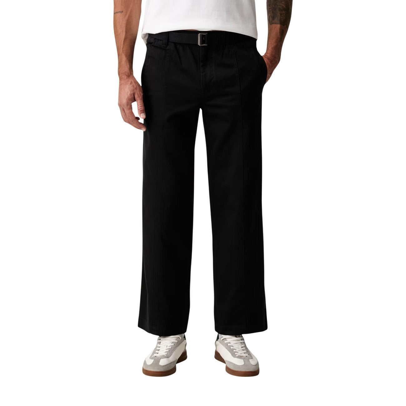 Pantaloni Calvin Klein uomo neri modello LV04RG615G. Pantalone lungo in cotone tinta unita vestibilità comoda e dritta con elastico e cintura in vita, tasche laterali e posteriori, pantalone casual chic da uomo per tutte le stagioni.