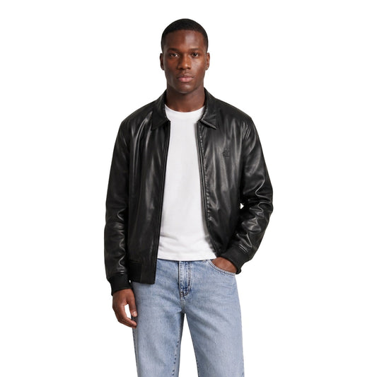 Giacca Leggera Nera Uomo Calvin Klein Jeans; Tessuto 100% poliestere riciclato con colletto classico e chiusura a zip. Polsini e fondo elastici con logo CK tono su tono sul petto, stile casual per mezza stagione. Vista frontale 
