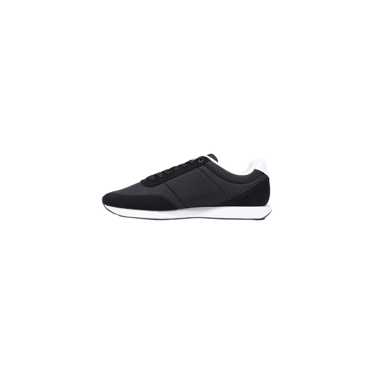Sneakers Calvin Klein nere uomo HM0HM02469. Scarpe sportive da uomo nere in poliestere riciclato con logo monogram cK ricamato, dettagli a contrasto su tallone e suola, scarpe da ginnastica casual basse per uso quotidiano 4 stagioni.