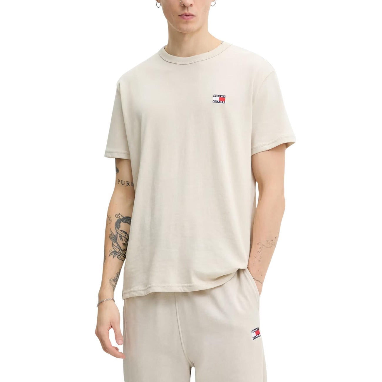 T-shirt Tommy Jeans Tonal; Misto Cotone. Logo distintivo sul petto in tinta, vestibilità regular, tessuto antipiega. T-shirt uomo versatile e resistente per un look urban minimale. Colore beige 