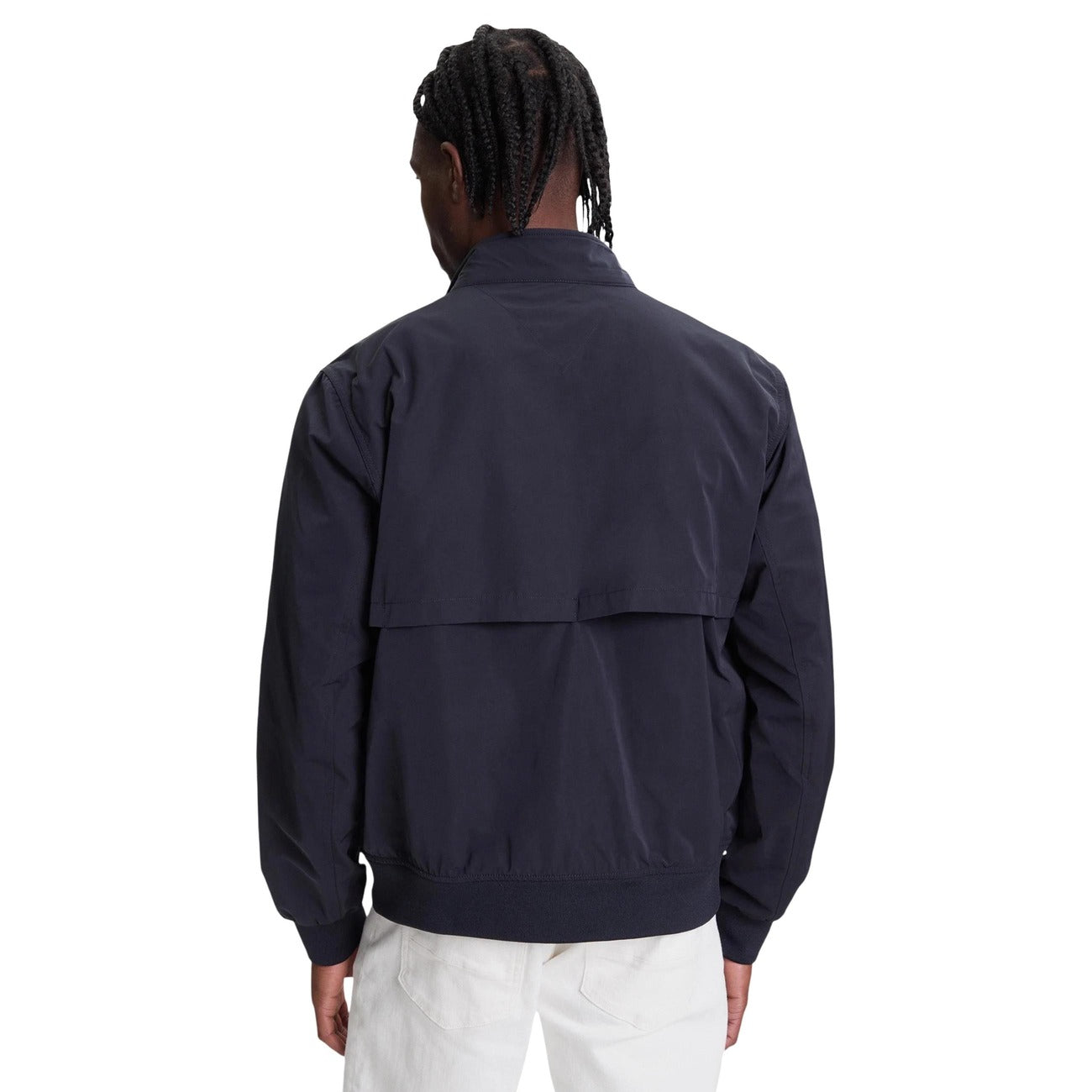 Harrington Jacket Tommy Hilfiger; 50% Poliestere Riciclato. Colletto alto, zip a doppio cursore, polsini elastici. Leggero, antivento e iconico. Fit regular, stile intramontabile. Vista posteriore 