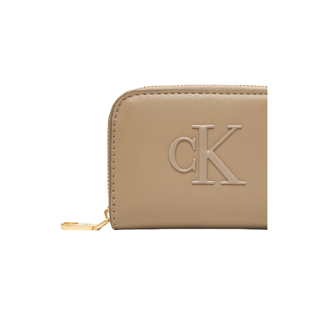 Portafoglio Mini Calvin Klein Bold; Beige. Chiusura zip-around dorata, logo CK in rilievo, scomparti interni multifunzione. Dimensioni micro (10x7 cm), stile minimal e raffinato 4 stagioni. Dettaglio logo 