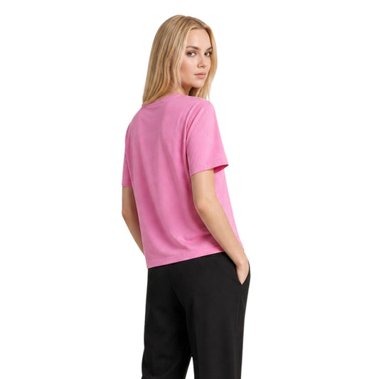 T-shirt Tommy Jeans donna fucsia modello DW0DW22202. Maglietta a maniche corte girocollo in cotone sostenibile fucsia acceso a vestibilità comoda, con patch logo classica Tommy Jeans sul davanti, stile casual e sportivo.