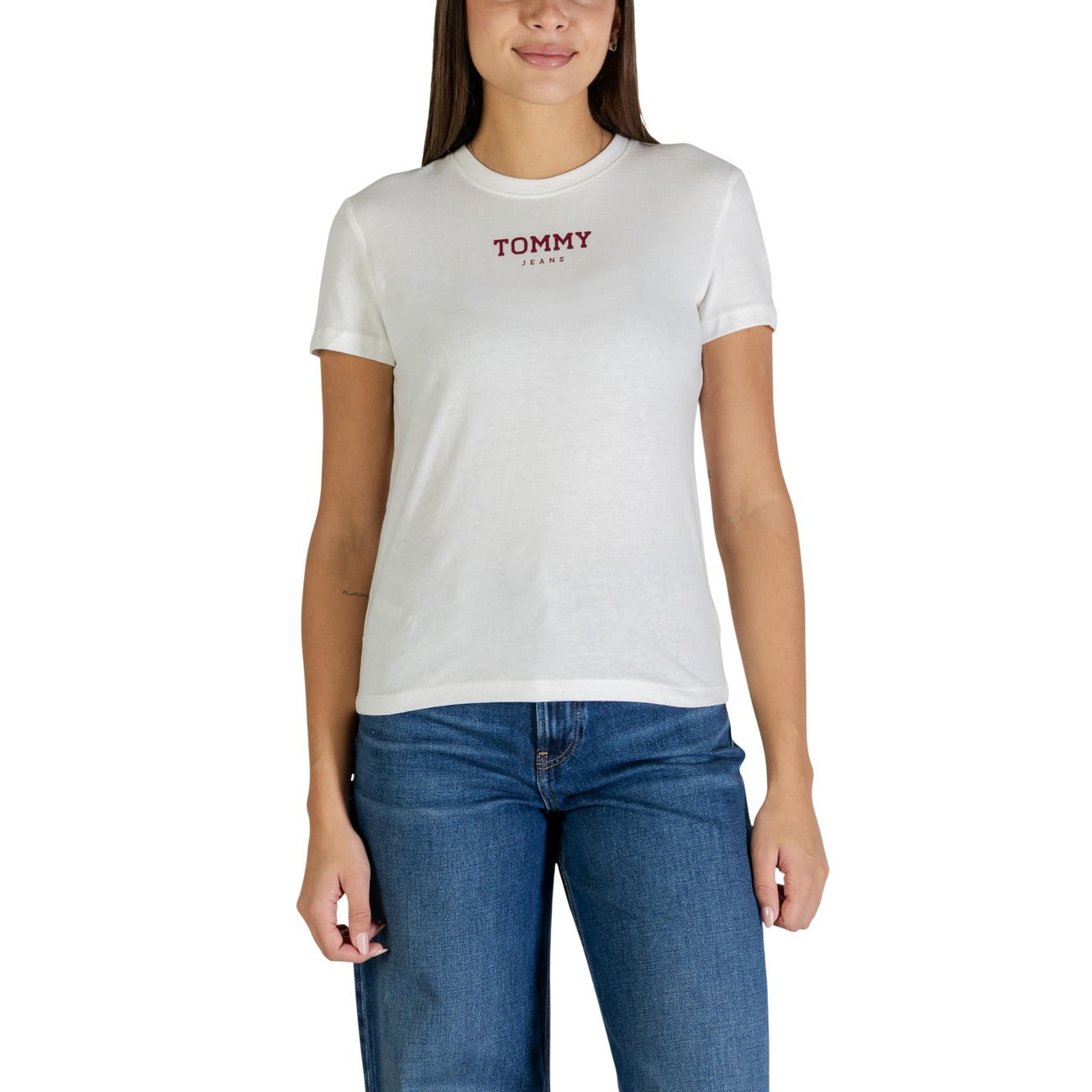 T-shirt donna Tommy Jeans; 100% cotone rigenerato, logo ricamato, maniche corte. Design minimalista e sostenibile. Colore bianco. Vista frontale 