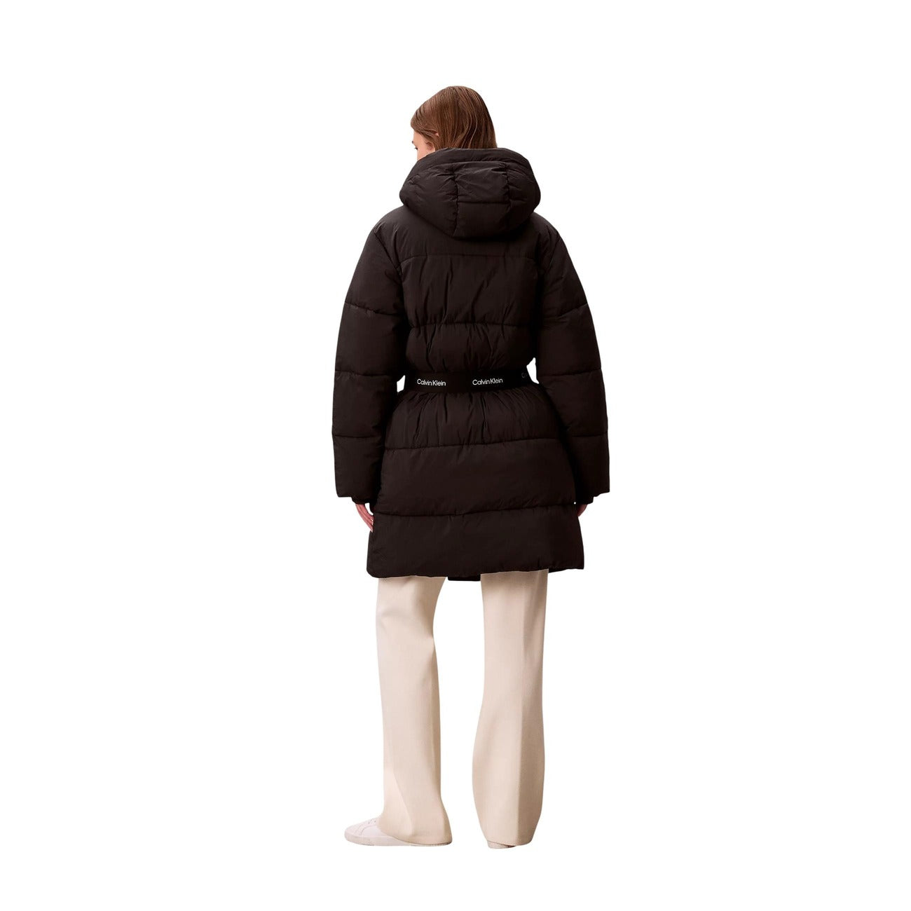 Giubbotto piumino Calvin Klein Jeans BELTED MIDWEIGHT LON donna nero con cappuccio cintura logo zip bottoni automatici maniche lunghe scollo alto tasche anteriori 100% poliammide - vista posteriore retro indossato da modello