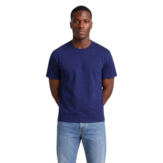 T-shirt Blu marine Hydra Clothing; 100% Cotone. Girocollo a costine, maniche corte, vestibilità regular. Leggera, traspirante e versatile. L'elemento base fondamentale per ogni outfit maschile. Vista Frontale 