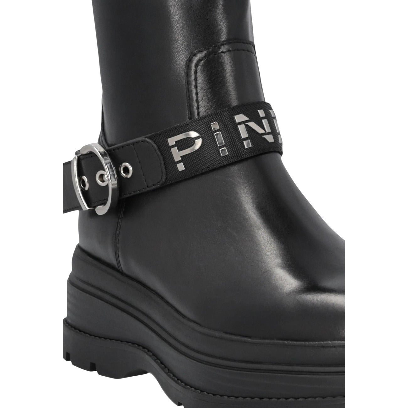 Stivaletti Pinko EVA 01 neri donna SD0605E007. Ankle boots in pelle nera con suola platform da 5 cm, cerniera zip laterale e cinturino con fibbia e logo metallico, scarpe invernali grintose da donna.
