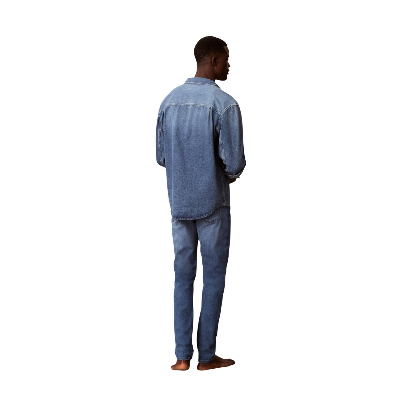 Jeans Tapered Calvin Klein; Blu. 70% Cotone, 29% Poliestere Riciclato, 1% Elastan. Vestibilità tapered (comoda sopra, stretta sotto), 5 tasche, chiusura con zip. Stile urban sostenibile. Posteriore 