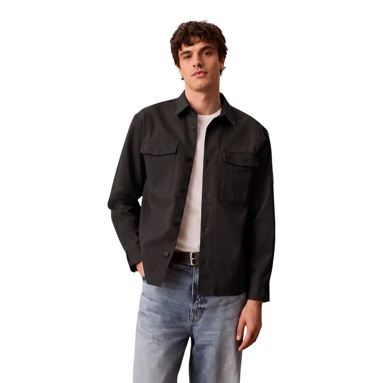 Camicia uomo Calvin Klein Jeans nera LV04RG121G. Camicia overshirt casual in cotone a tinta unita, vestibilità normale, bottoni tono su tono, tasconi sul petto e stemma logo applicato sulla manica.