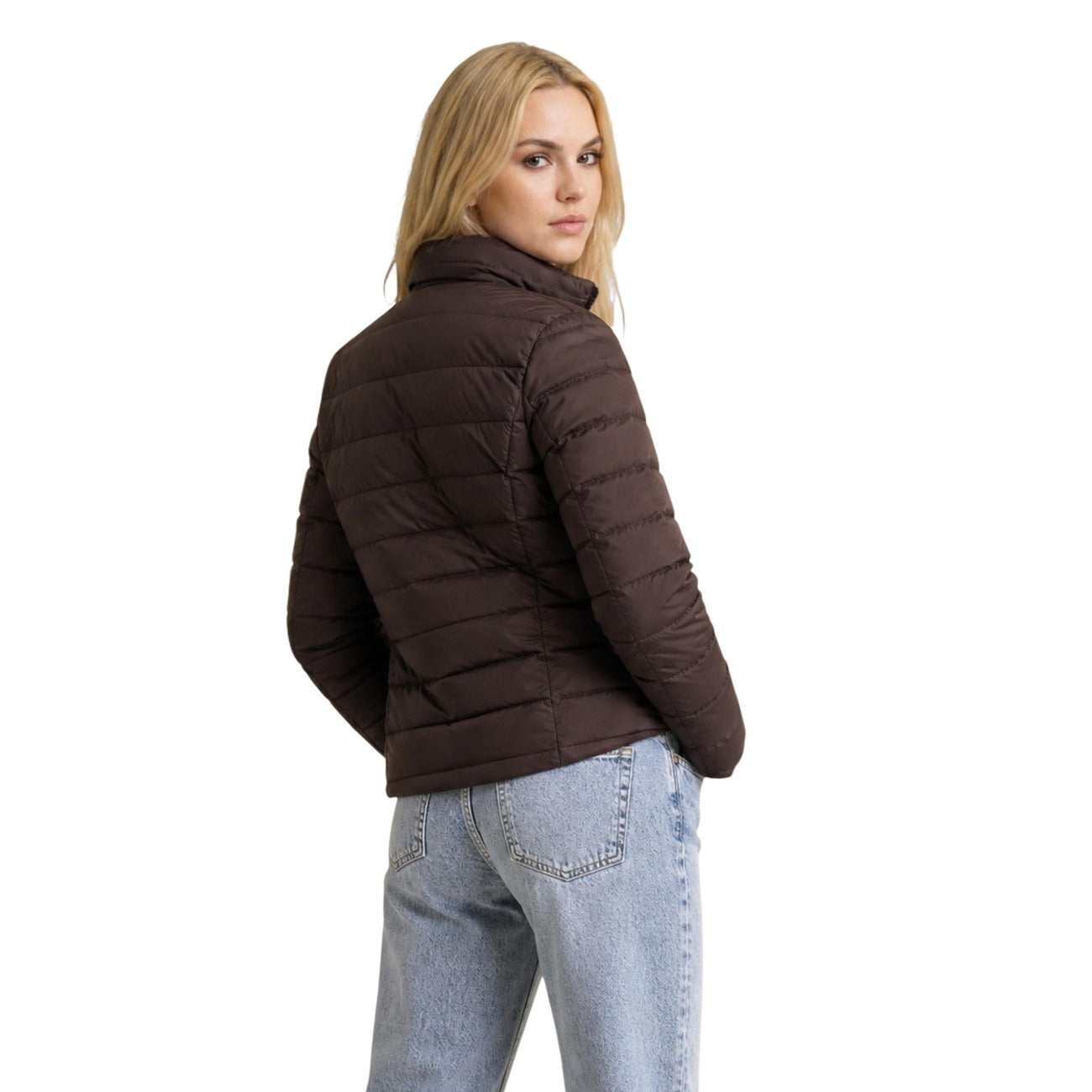 Piumino Pesante Trapuntato Marrone Donna Guess Active Solid Heavy Diann; Tessuto 93% poliestere e 7% elastam con colletto alto e chiusura a zip. Tasche con cerniera e logo sul petto, stile invernale casual-chic. Vista posteriore 