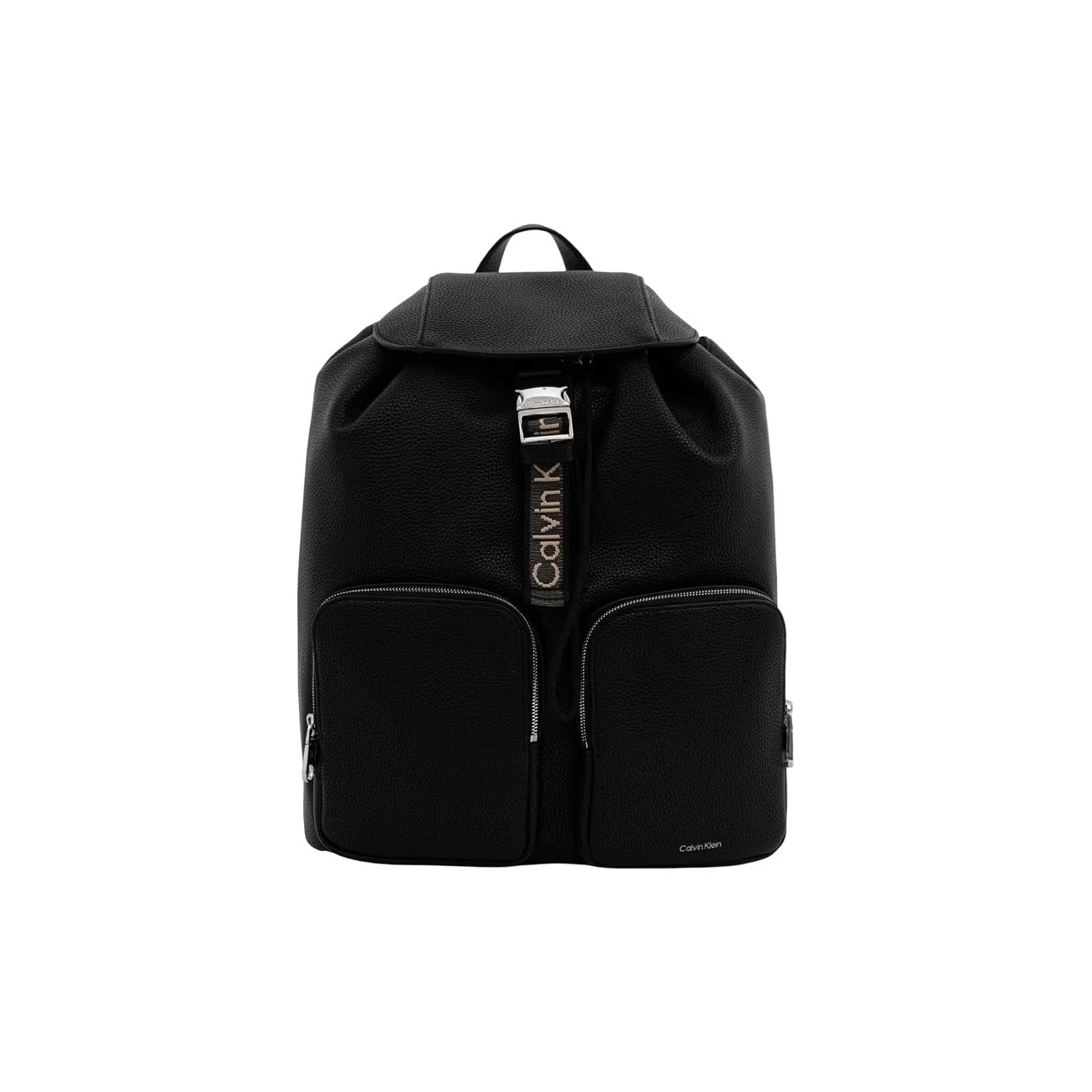 Zaino Calvin Klein donna nero modello LV04F3645G. Zainetto da città e lavoro in ecopelle nera con pattina, nastro Webbing Strap con logo Calvin Klein, doppie tasche frontali con zip e spallacci regolabili, accessorio casual chic 4 stagioni.