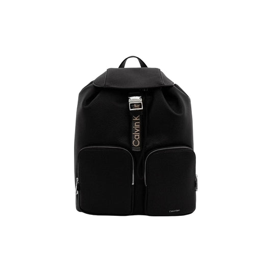 Zaino Calvin Klein donna nero modello LV04F3645G. Zainetto da città e lavoro in ecopelle nera con pattina, nastro Webbing Strap con logo Calvin Klein, doppie tasche frontali con zip e spallacci regolabili, accessorio casual chic 4 stagioni.
