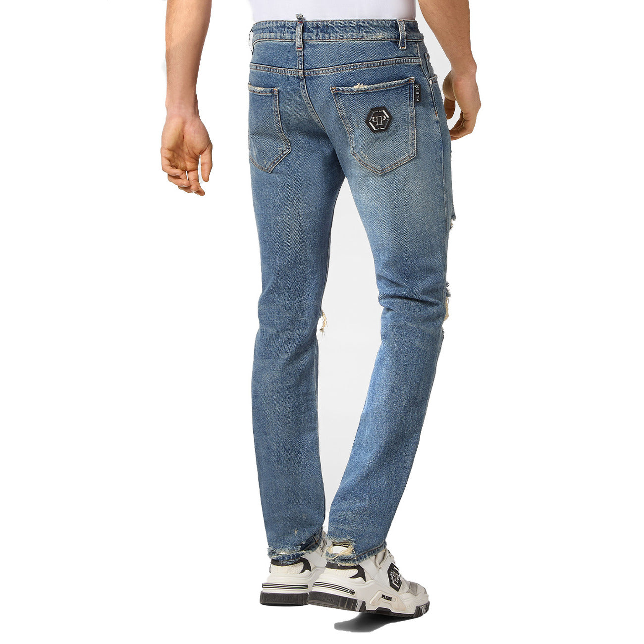 Jeans Philipp Plein BO_1480; Blu Stone Washed. 99% Cotone, 1% Elastan. Vestibilità Skinny, dettagli strappati e usurati, patch in pelle con logo PP Hexagon. Qualità sartoriale Made in Italy. Vista posteriore 
